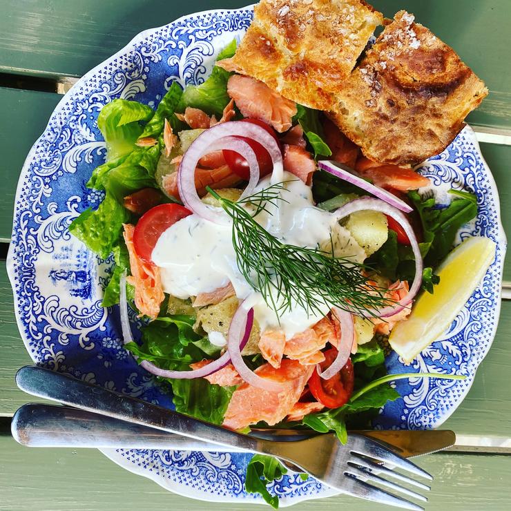 Varmrökt laxsallad på Café Parkvillan